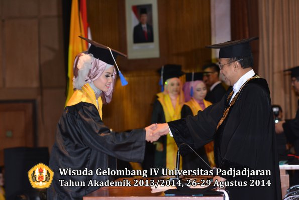 Wisuda Unpad Gel IV TA 2013_2014 Fakultas ISIP oleh Rektor 045