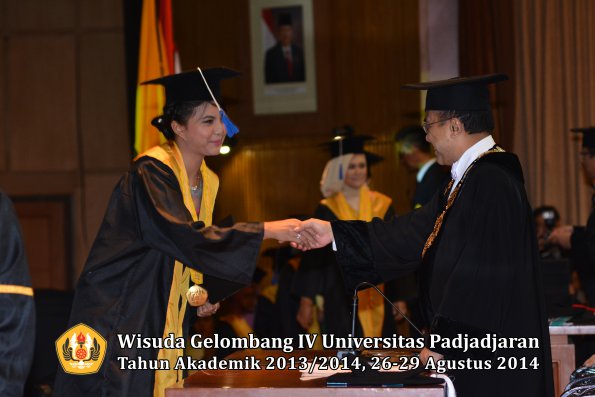 Wisuda Unpad Gel IV TA 2013_2014 Fakultas ISIP oleh Rektor 048