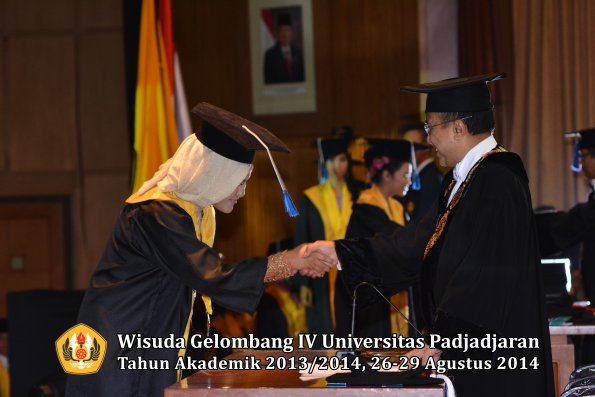 Wisuda Unpad Gel IV TA 2013_2014 Fakultas ISIP oleh Rektor 049