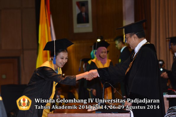 Wisuda Unpad Gel IV TA 2013_2014 Fakultas ISIP oleh Rektor 053