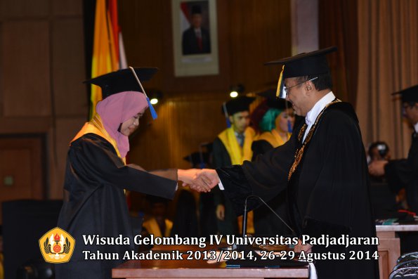 Wisuda Unpad Gel IV TA 2013_2014 Fakultas ISIP oleh Rektor 054