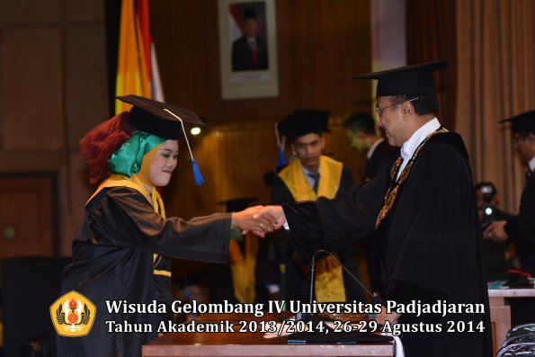 Wisuda Unpad Gel IV TA 2013_2014 Fakultas ISIP oleh Rektor 055