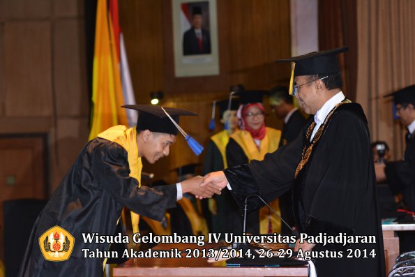 Wisuda Unpad Gel IV TA 2013_2014 Fakultas ISIP oleh Rektor 056