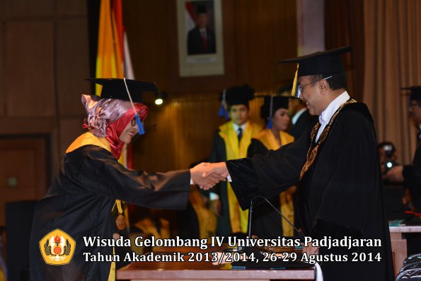 Wisuda Unpad Gel IV TA 2013_2014 Fakultas ISIP oleh Rektor 057