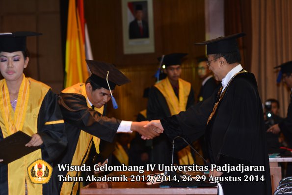 Wisuda Unpad Gel IV TA 2013_2014 Fakultas ISIP oleh Rektor 059