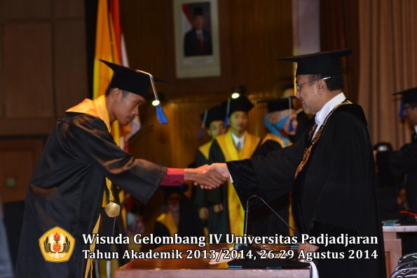 Wisuda Unpad Gel IV TA 2013_2014 Fakultas ISIP oleh Rektor 060