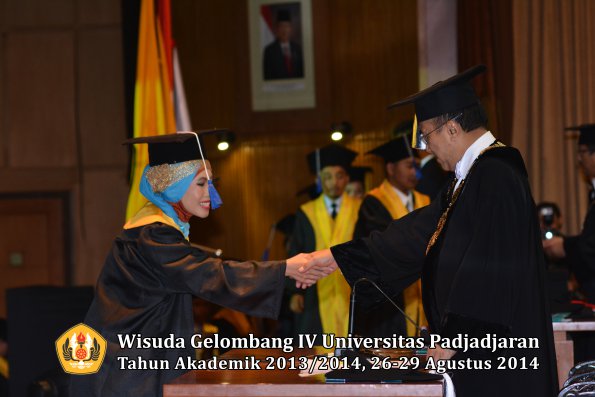 Wisuda Unpad Gel IV TA 2013_2014 Fakultas ISIP oleh Rektor 061