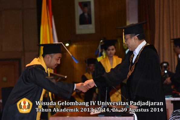 Wisuda Unpad Gel IV TA 2013_2014 Fakultas ISIP oleh Rektor 063