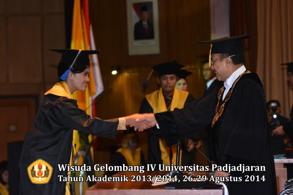 Wisuda Unpad Gel IV TA 2013_2014 Fakultas ISIP oleh Rektor 064