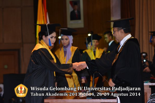 Wisuda Unpad Gel IV TA 2013_2014 Fakultas ISIP oleh Rektor 066
