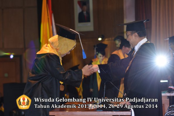 Wisuda Unpad Gel IV TA 2013_2014 Fakultas ISIP oleh Rektor 070