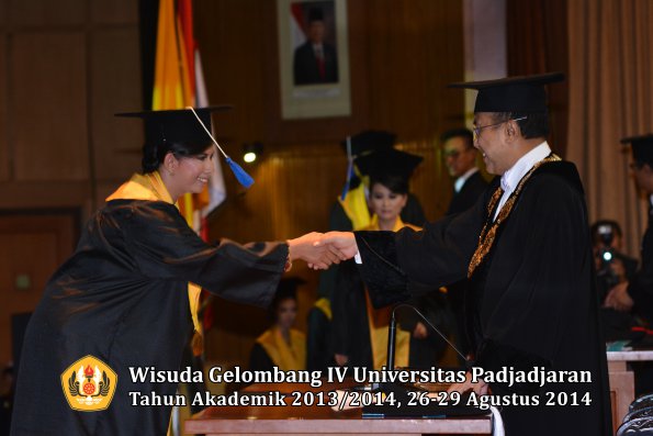 Wisuda Unpad Gel IV TA 2013_2014 Fakultas ISIP oleh Rektor 071