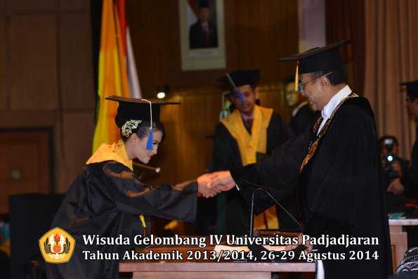 Wisuda Unpad Gel IV TA 2013_2014 Fakultas ISIP oleh Rektor 072