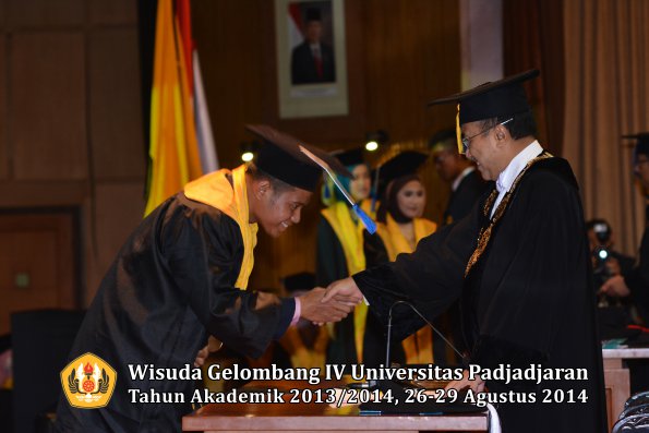 Wisuda Unpad Gel IV TA 2013_2014 Fakultas ISIP oleh Rektor 073