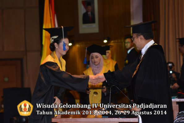 Wisuda Unpad Gel IV TA 2013_2014 Fakultas ISIP oleh Rektor 077
