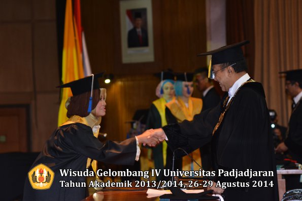 Wisuda Unpad Gel IV TA 2013_2014 Fakultas ISIP oleh Rektor 081