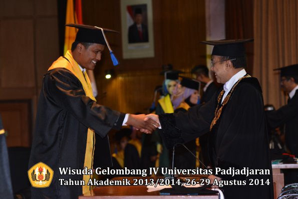 Wisuda Unpad Gel IV TA 2013_2014 Fakultas ISIP oleh Rektor 084