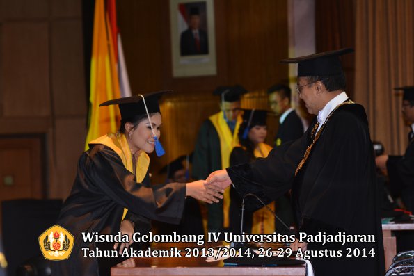 Wisuda Unpad Gel IV TA 2013_2014 Fakultas ISIP oleh Rektor 090
