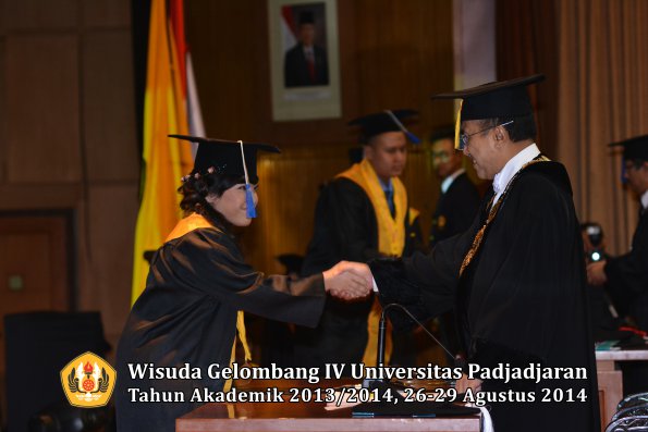 Wisuda Unpad Gel IV TA 2013_2014 Fakultas ISIP oleh Rektor 091
