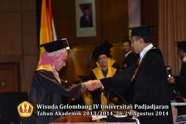 Wisuda Unpad Gel IV TA 2013_2014 Fakultas ISIP oleh Rektor 093