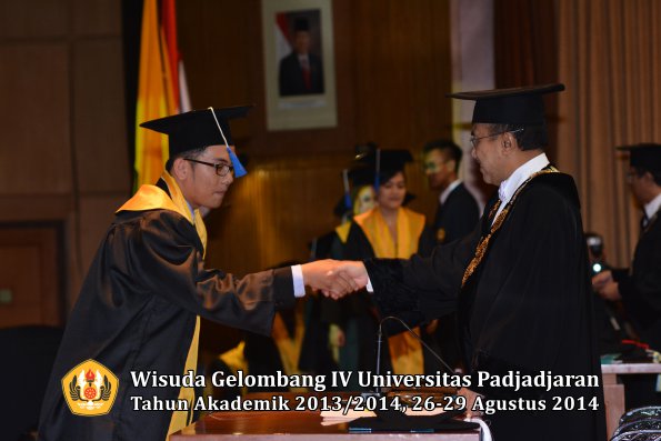 Wisuda Unpad Gel IV TA 2013_2014 Fakultas ISIP oleh Rektor 095