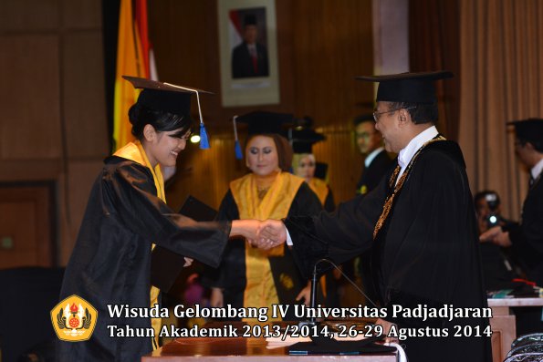 Wisuda Unpad Gel IV TA 2013_2014 Fakultas ISIP oleh Rektor 096