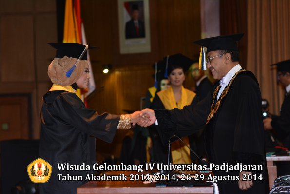 Wisuda Unpad Gel IV TA 2013_2014 Fakultas ISIP oleh Rektor 098