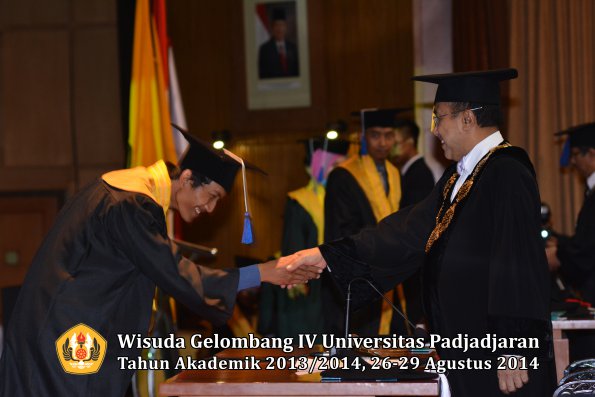 Wisuda Unpad Gel IV TA 2013_2014 Fakultas ISIP oleh Rektor 101