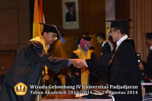 Wisuda Unpad Gel IV TA 2013_2014 Fakultas ISIP oleh Rektor 102