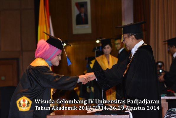 Wisuda Unpad Gel IV TA 2013_2014 Fakultas ISIP oleh Rektor 103