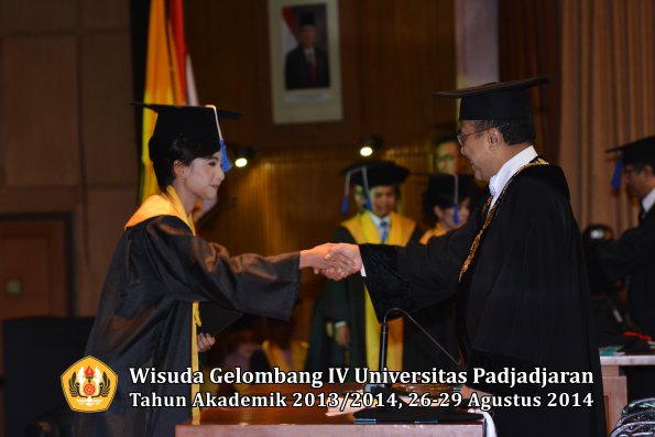 Wisuda Unpad Gel IV TA 2013_2014 Fakultas ISIP oleh Rektor 104