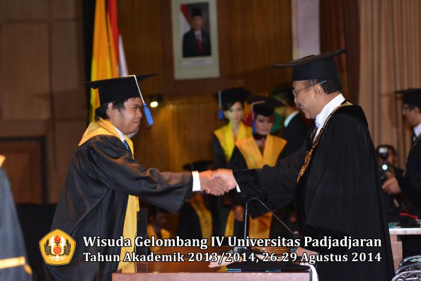 Wisuda Unpad Gel IV TA 2013_2014 Fakultas ISIP oleh Rektor 106