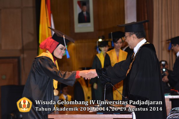 Wisuda Unpad Gel IV TA 2013_2014 Fakultas ISIP oleh Rektor 107