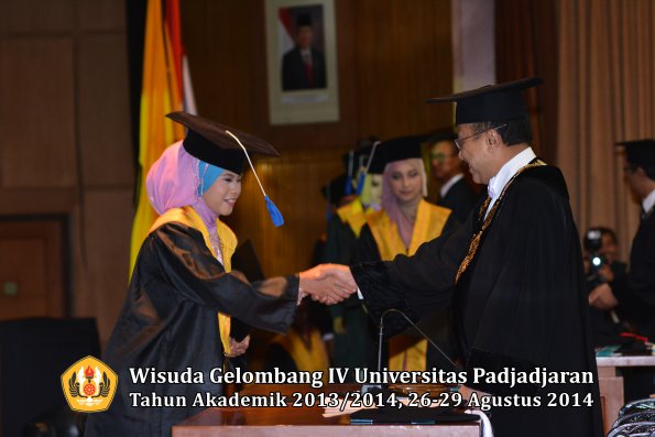 Wisuda Unpad Gel IV TA 2013_2014 Fakultas ISIP oleh Rektor 110