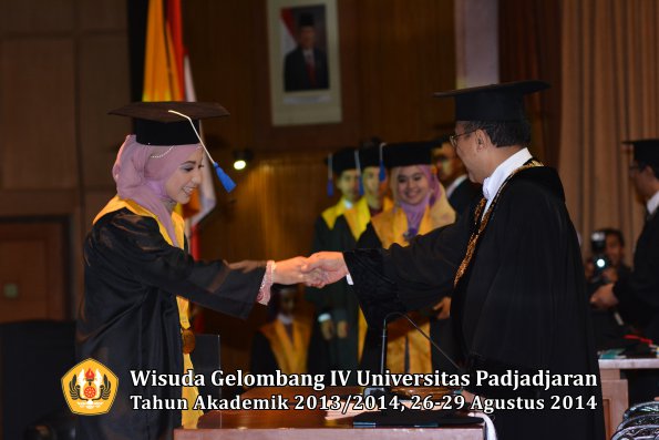 Wisuda Unpad Gel IV TA 2013_2014 Fakultas ISIP oleh Rektor 111