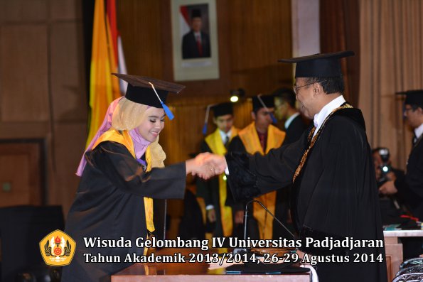 Wisuda Unpad Gel IV TA 2013_2014 Fakultas ISIP oleh Rektor 112