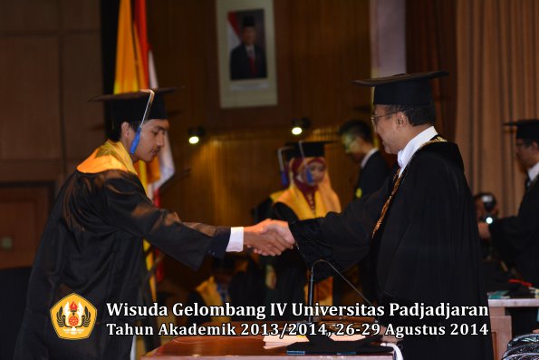 Wisuda Unpad Gel IV TA 2013_2014 Fakultas ISIP oleh Rektor 114