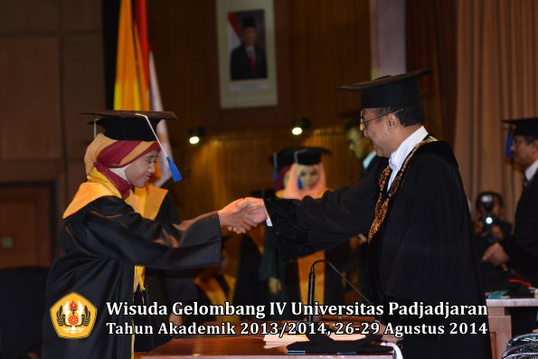 Wisuda Unpad Gel IV TA 2013_2014 Fakultas ISIP oleh Rektor 115