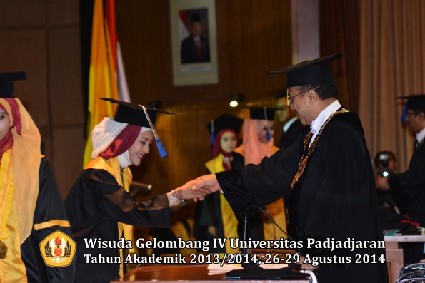 Wisuda Unpad Gel IV TA 2013_2014 Fakultas ISIP oleh Rektor 116