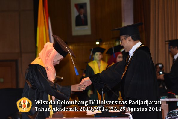 Wisuda Unpad Gel IV TA 2013_2014 Fakultas ISIP oleh Rektor 117