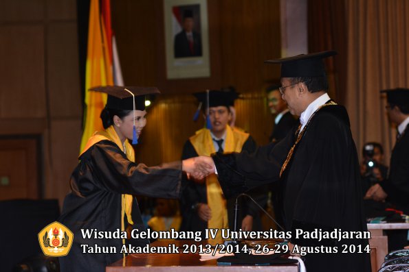 Wisuda Unpad Gel IV TA 2013_2014 Fakultas ISIP oleh Rektor 119