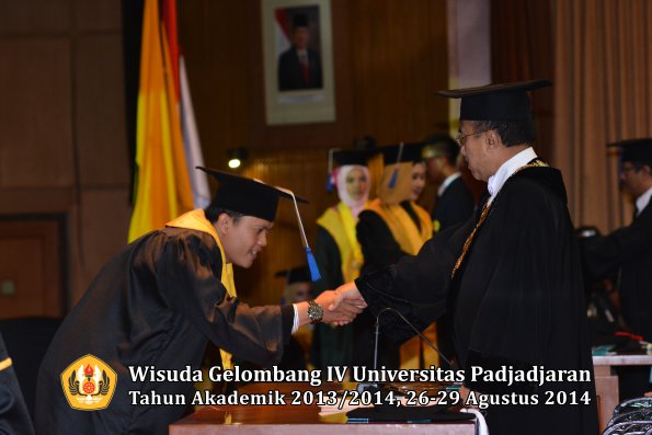 Wisuda Unpad Gel IV TA 2013_2014 Fakultas ISIP oleh Rektor 120