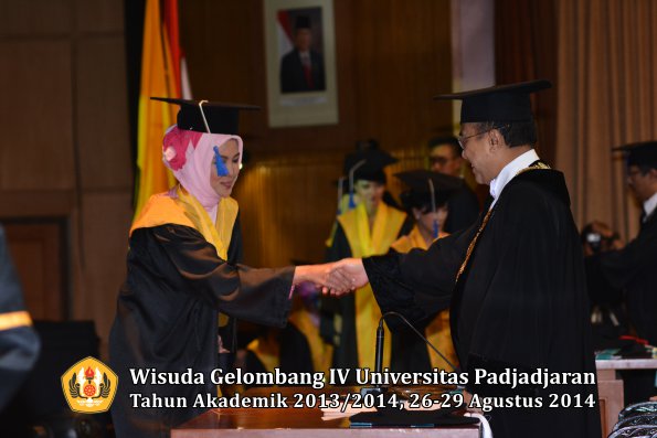 Wisuda Unpad Gel IV TA 2013_2014 Fakultas ISIP oleh Rektor 122
