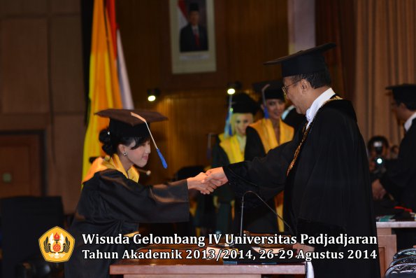 Wisuda Unpad Gel IV TA 2013_2014 Fakultas ISIP oleh Rektor 123
