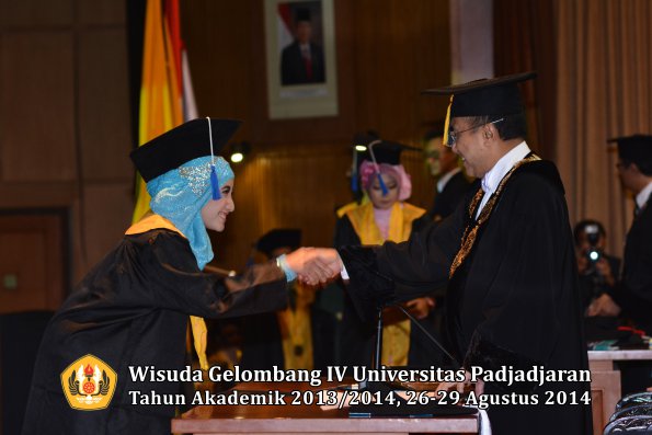Wisuda Unpad Gel IV TA 2013_2014 Fakultas ISIP oleh Rektor 126