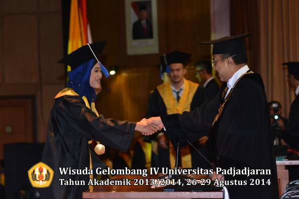 Wisuda Unpad Gel IV TA 2013_2014 Fakultas ISIP oleh Rektor 134