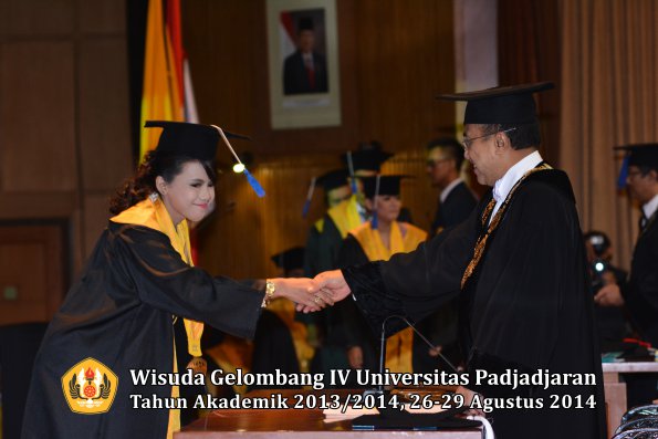 Wisuda Unpad Gel IV TA 2013_2014 Fakultas ISIP oleh Rektor 138