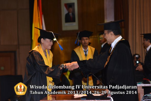 Wisuda Unpad Gel IV TA 2013_2014 Fakultas ISIP oleh Rektor 139