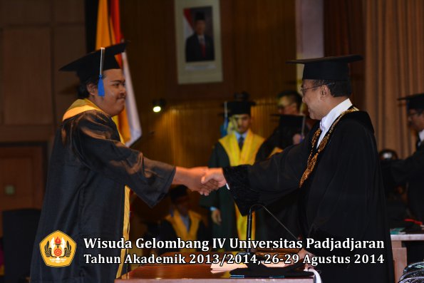 Wisuda Unpad Gel IV TA 2013_2014 Fakultas ISIP oleh Rektor 141