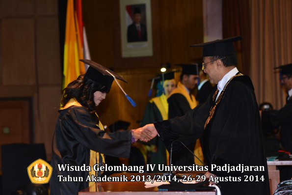 Wisuda Unpad Gel IV TA 2013_2014 Fakultas ISIP oleh Rektor 142